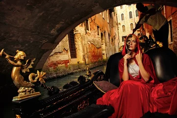 Poster Beautifiul vrouw in rode mantel rijden op gandola © Nejron Photo