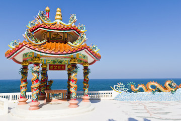 Obraz premium dragon pavilion against blue sky in chinese temple