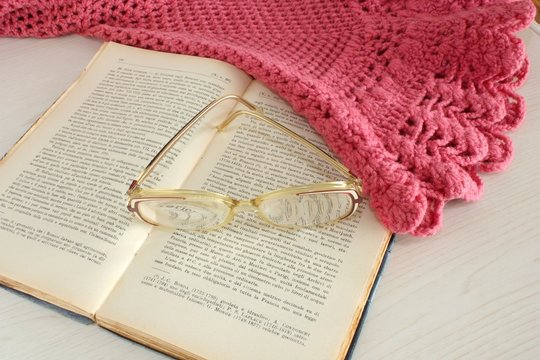 vecchio libro, occhiali e scialle della nonna