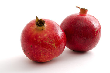 Zwei rote Granatäpfel