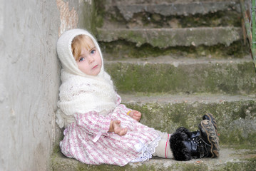 маленькая грустная девочка в белом платке