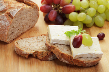 Krustenbrot mit Brie und Trauben