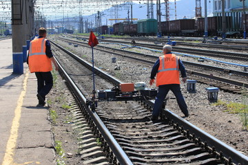 Рабочие на железной дороге