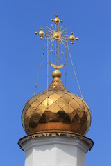 Купола храма на фоне голубого неба