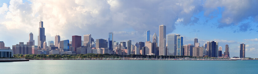 Fototapeta na wymiar Chicago skyline over Lake Michigan