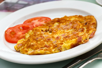 Omelett mit Schinken und Tomaten