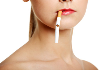 Naklejka premium Face closeup with a cigarette.