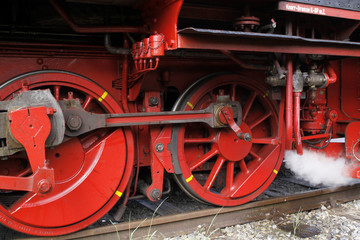 Räder einer historischen Dampflokomotive