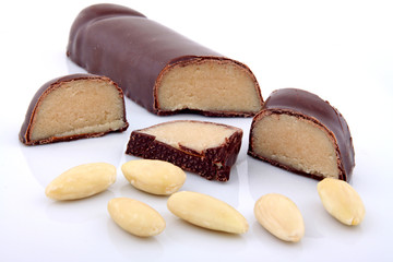 Marzipanbrot mit Mandeln