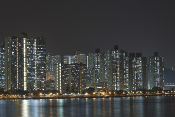Fototapeta na wymiar Hong Kong w nocy bloki mieszkalne
