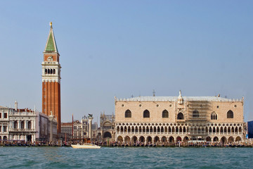 Fototapeta na wymiar Venezia, panorama con campanile di San Marco