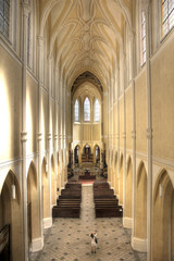 Obraz premium main aisle in gothic cathedral, hdr