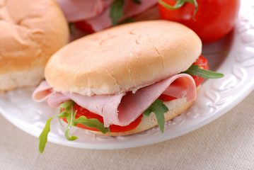 panino con prosciutto, pomodoro e rucola - due