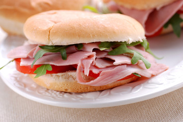 panino con prosciutto, pomodoro e rucola - tre