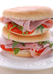 panino con prosciutto, pomodoro e rucola - cinque
