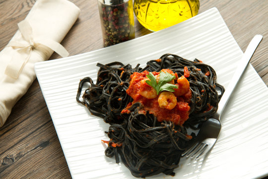 pasta la nero di seppia con sugo ai gamberetti