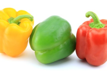 trois poivrons rouge,vert,jaune sur fond blanc