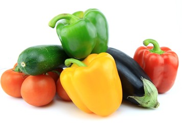 légumes pour ratatouille sur fond blanc