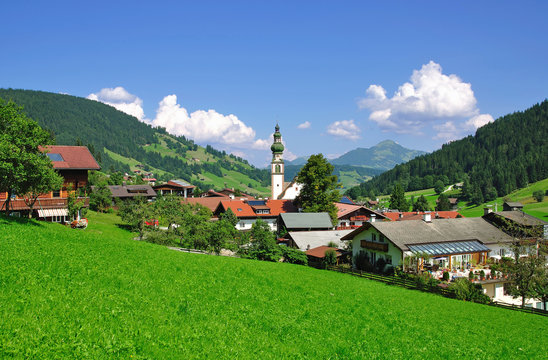 der malerische Urlaubsort Oberau in der Wildsch&ouml;nau
