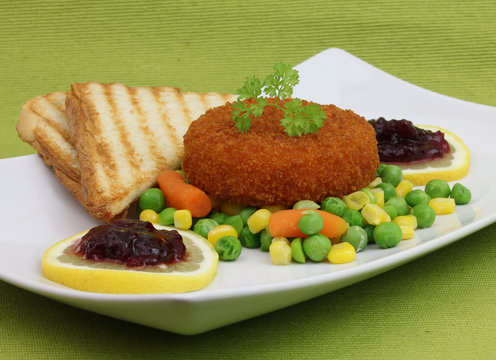 gebackener K&auml;se mit Gem&uuml;se