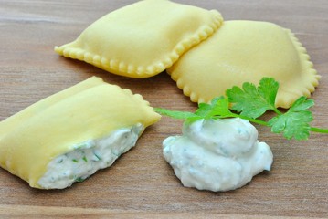 Ravioli con ripieno di ricotta e prezzemolo