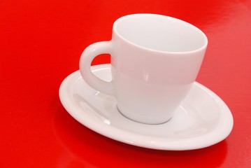 tazzina da caffè su sfondo rosso
