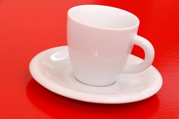 tazzina da caffè su sfondo rosso