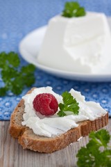 Brot mit Ziegenfrischkäse