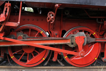 Räder einer historischen Dampflokomotive
