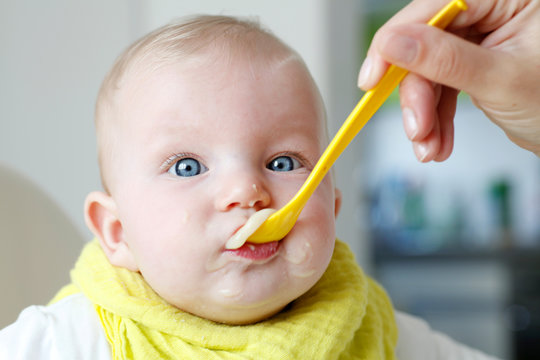 Baby beim Essen | Nahrung | sRGB