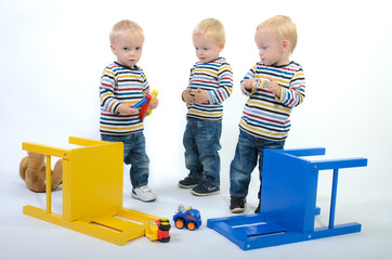 Drillinge spielen gemeinsam