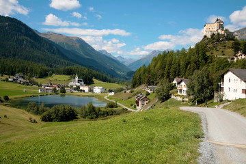 Fototapeta na wymiar Tarasp Szwajcaria Góry latem i zamek