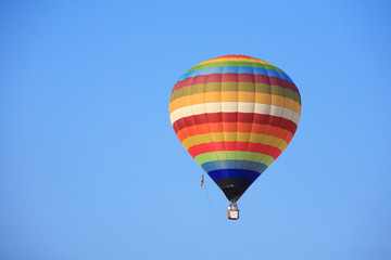 Fototapeta na wymiar Kolorowy balon na błękitne niebo