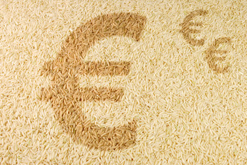Markt für Agrarrohstoffe - Euro-Zeichen auf Reiskernen