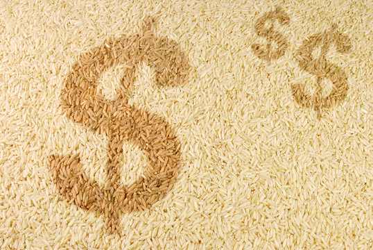 Markt f&uuml;r Agrarrohstoffe - Dollar-Zeichen auf Reiskernen
