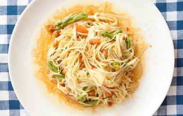 Thai papaya salad (somtum)