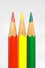 Crayons par trois