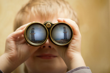 The boy looks through the binoculars - 37388883
