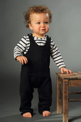 portrait enfant 1 an cheveux bouclés souriant