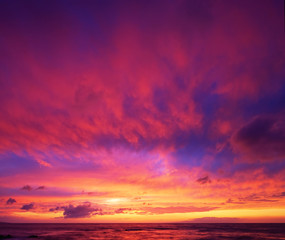 Fototapeta na wymiar Dramatic Vibrant Sunset in Hawaii