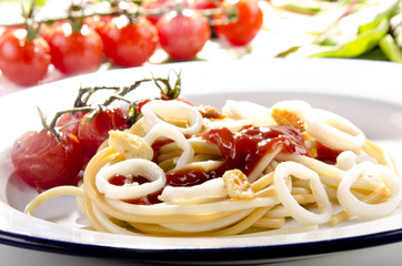 gegrillte Tintenfischringe mit Spaghetti und hausgemachter Tomat