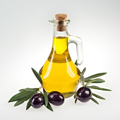 Olivenzweig mit schwarzen Oliven, Olivenöl in Flasche, isoliert