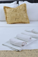 Fototapeta na wymiar ręczniki w pokoju hotelowym