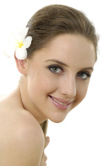 Obraz na płótnie Canvas Beautiful smile girl with frangipani flower
