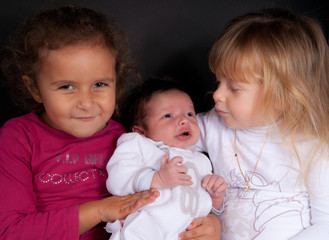 deux fillettes et leur petit frère