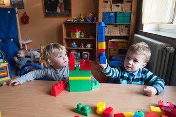 Kinder speilen mit Bausteinen