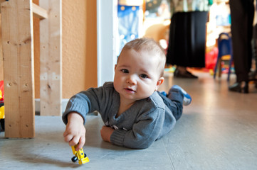Baby krabbelt auf dem Boden © Claudia Paulussen