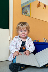 Kleiner Junge mt Buch