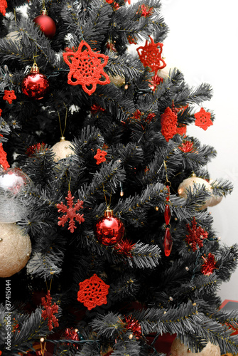 Albero Di Natale In Bianco E Nero Con Decorazioni Rosse