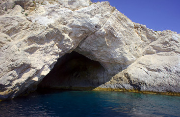 jaskinia i skały na klifowym wybrzeżu, wyspa Zakynthos, Grecja